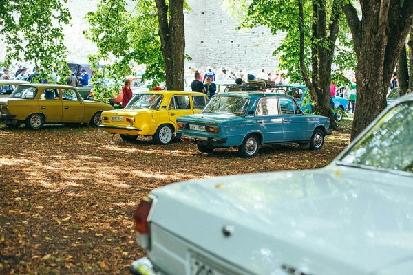 Transform your look: how to rock chunky boots with feminine dresses for a bold uk fashion statement